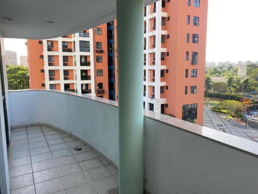 Flat Espacoso Com Piscina Barra Apartamento *